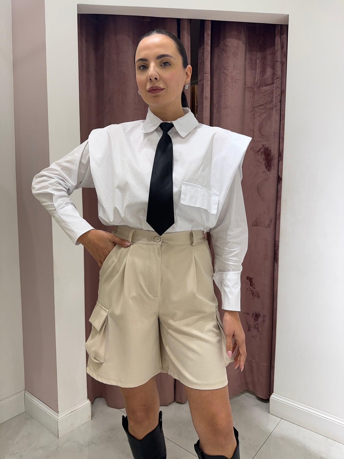 Camicia strutturata con cravatta- Bianco