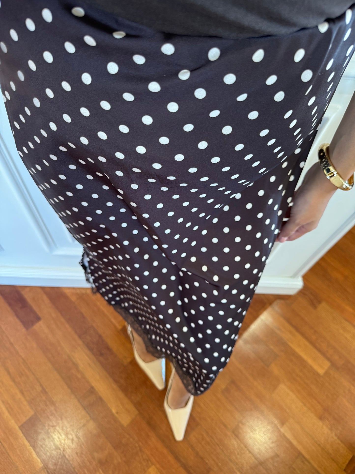 Gonna satin a pois