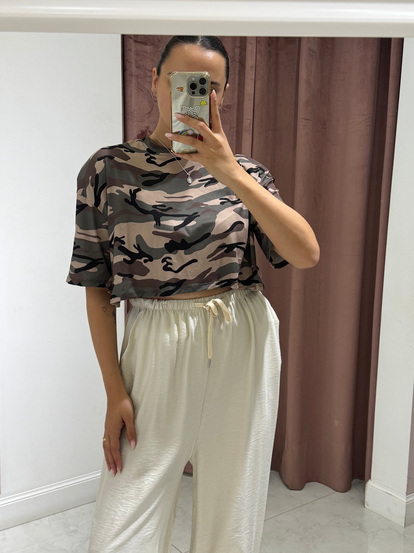 T-shirt con spalline strutturate militare