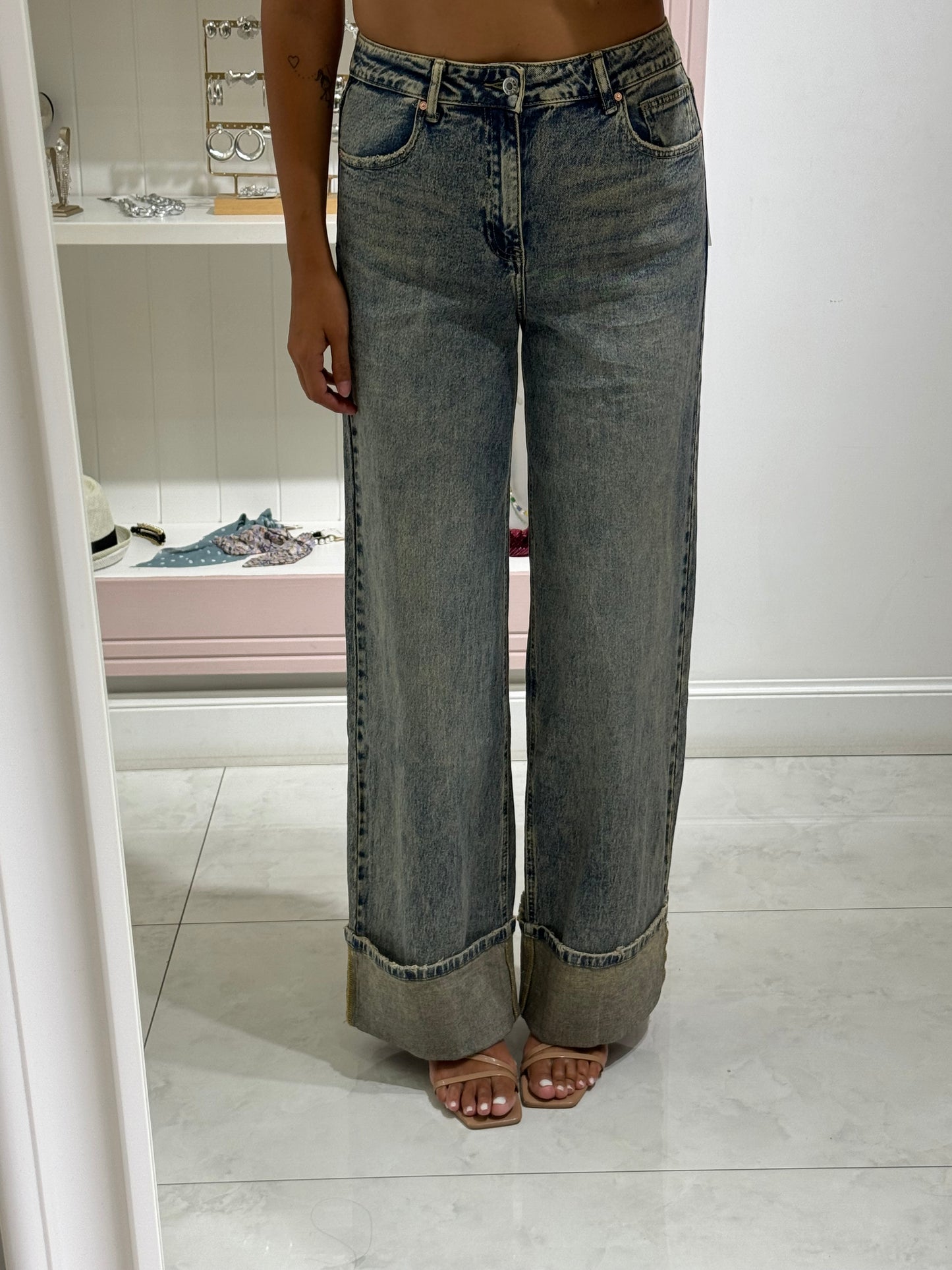 Jeans palazzo con piegone sabbiato