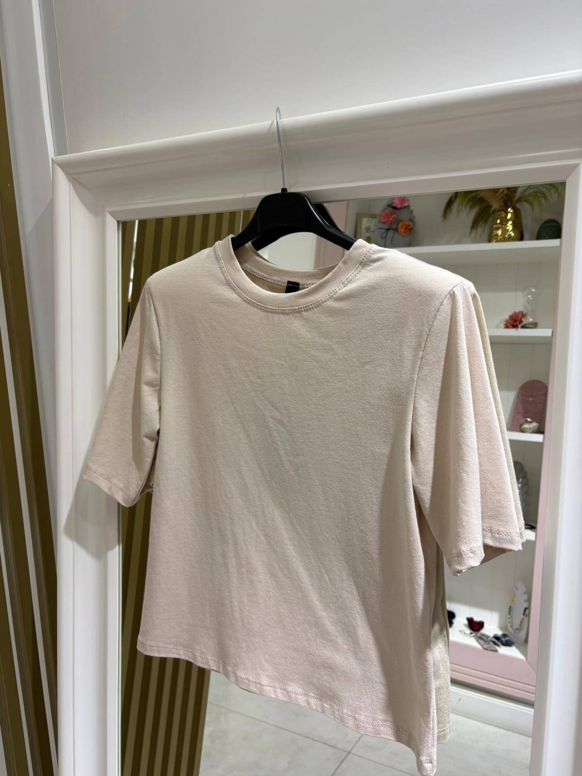 T-shirt con spalline strutturate