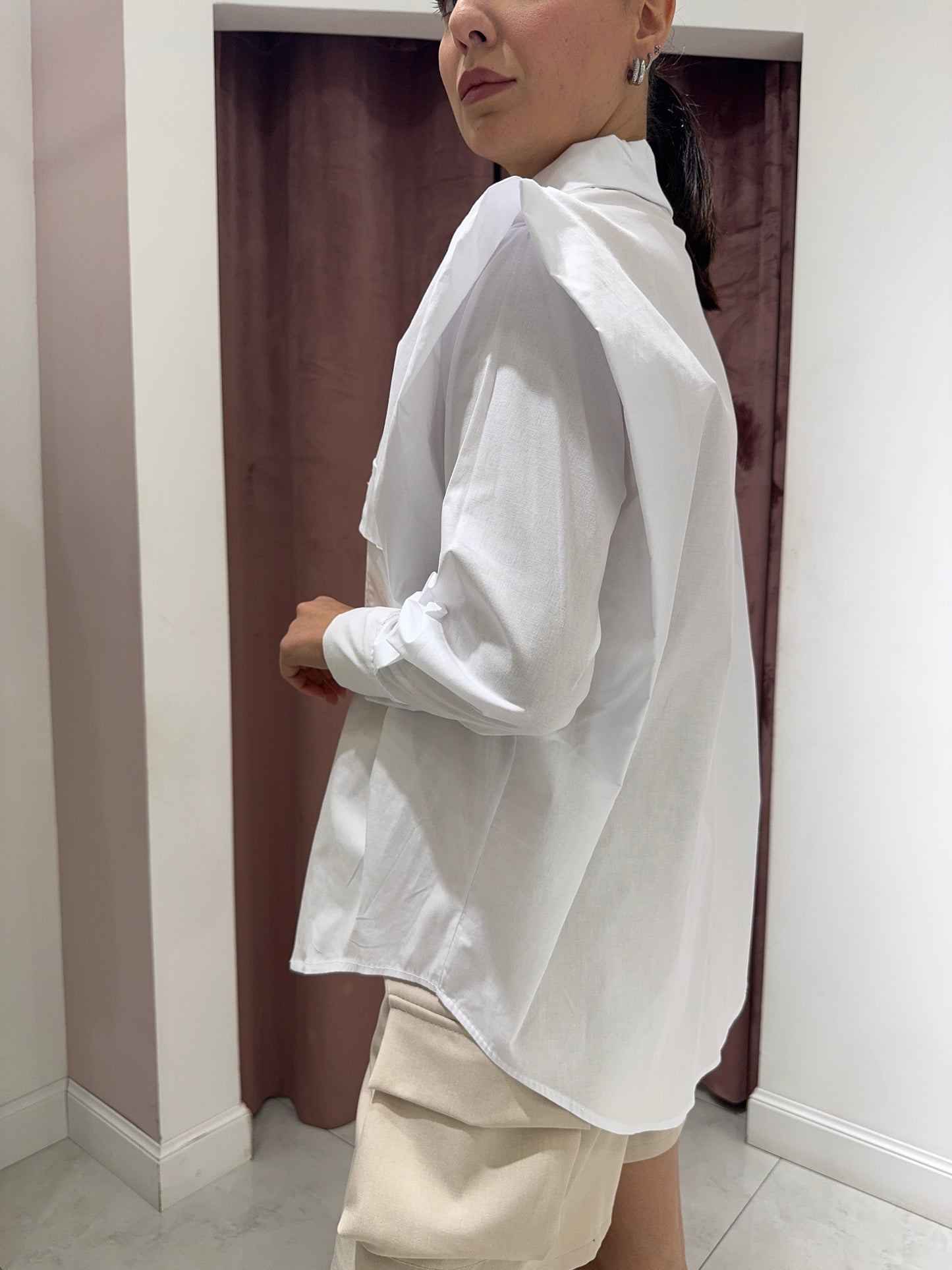 Camicia strutturata con cravatta- Bianco