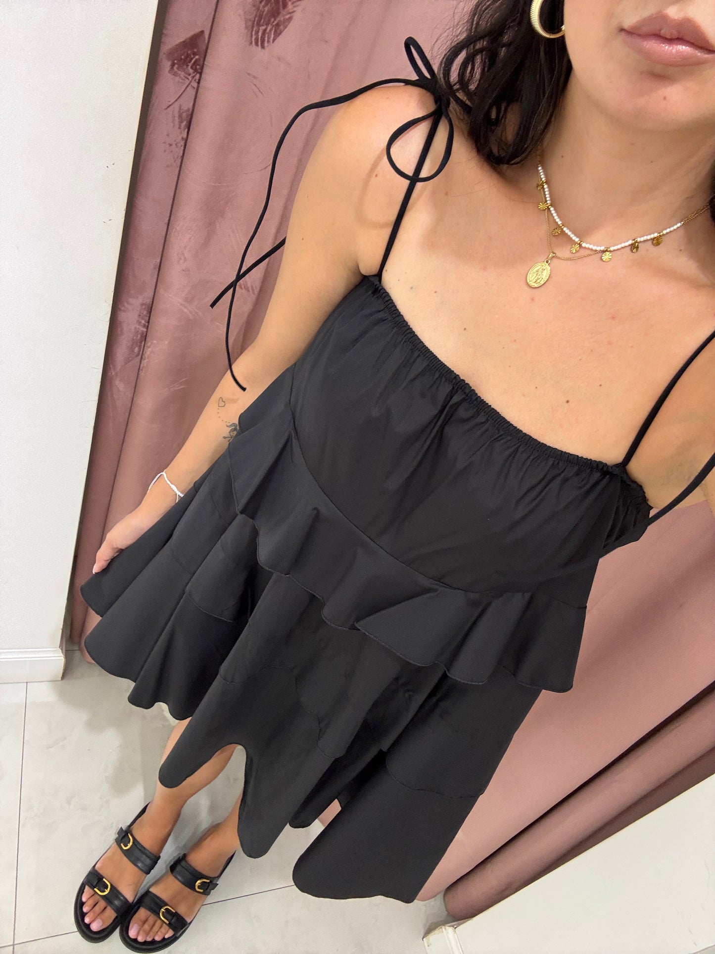 Abitino corto con fiocchi e balze - nero