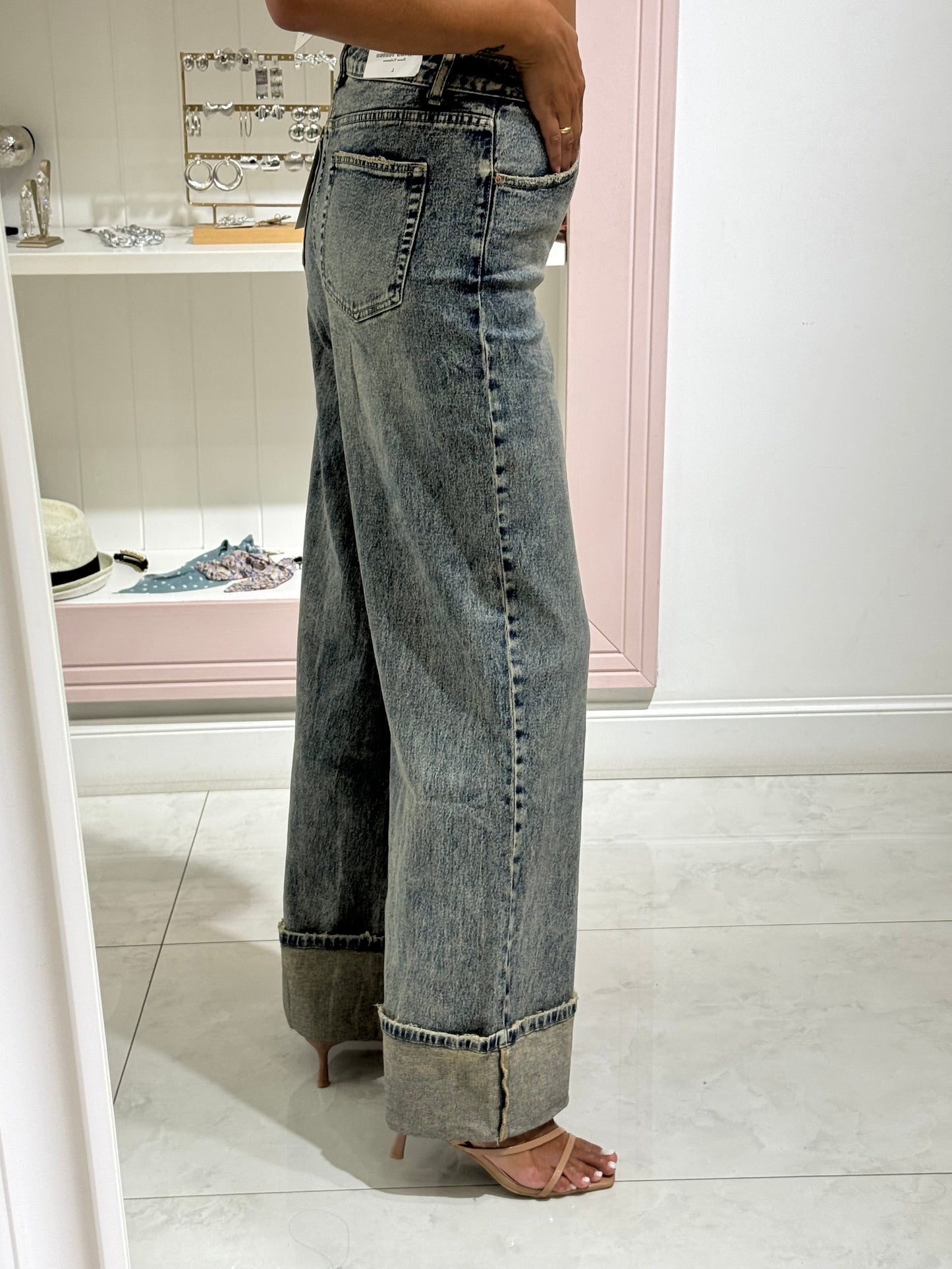Jeans palazzo con piegone sabbiato
