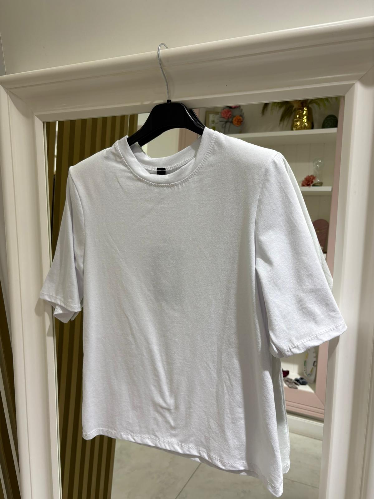 T-shirt con spalline strutturate