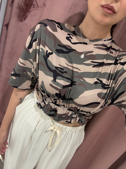 T-shirt con spalline strutturate militare