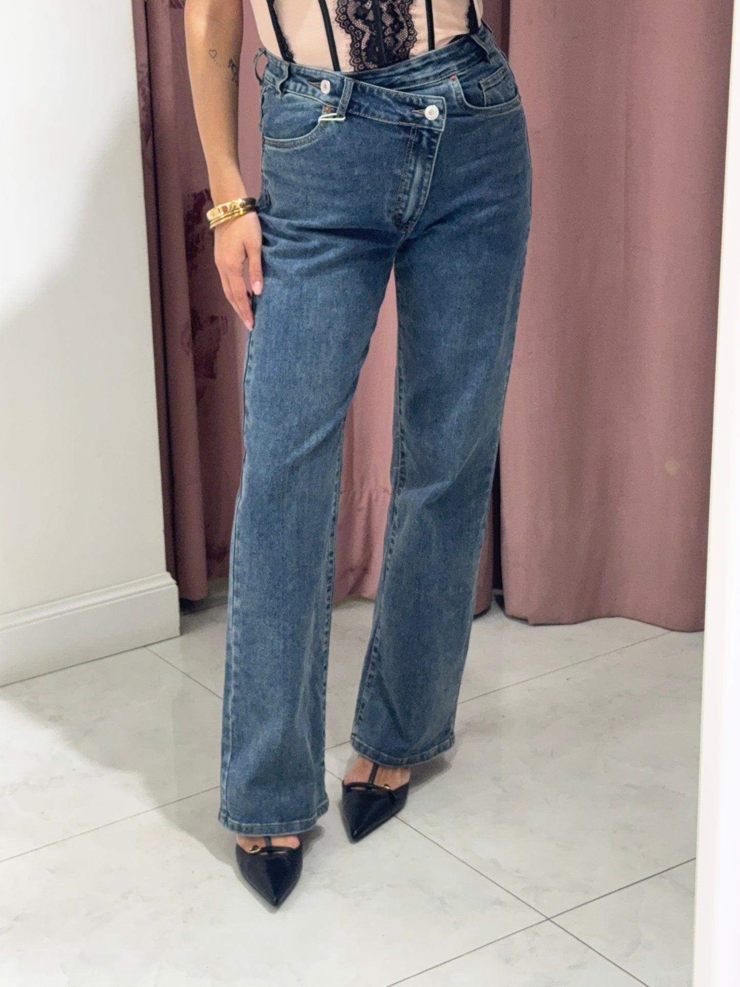 jeans palazzo con chiusura trasversale - sabbiato